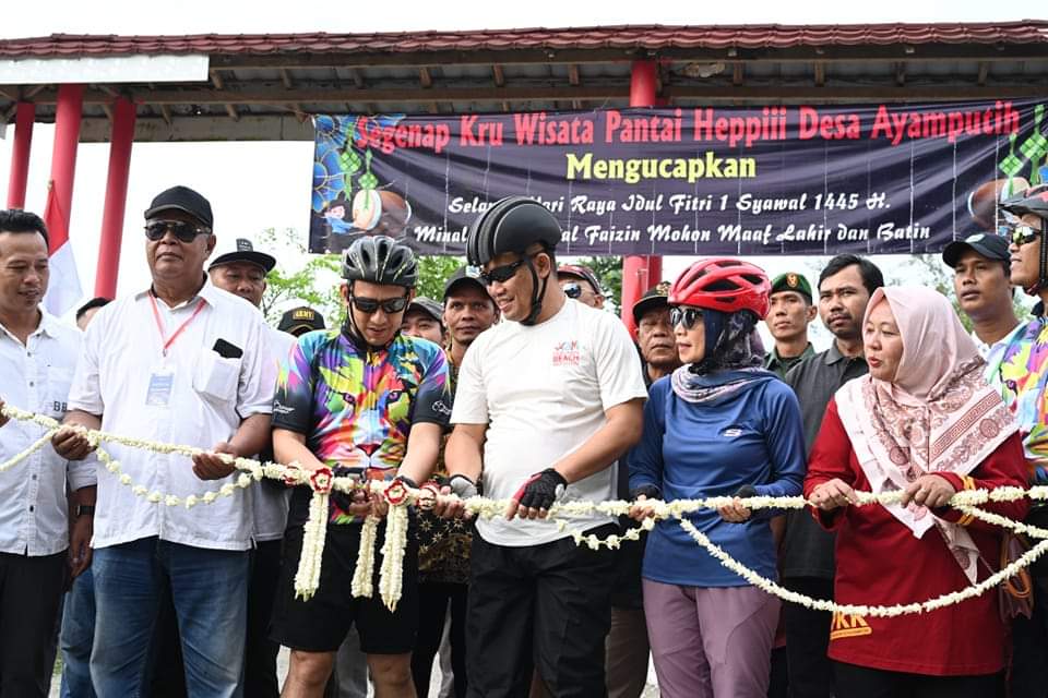 Datang ke Lokasi dengan Bersepeda, Bupati Resmikan Pantai&nbsp;Heppii