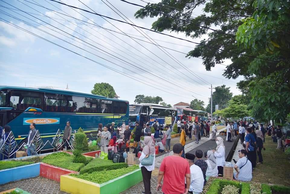 Rombongan Pemudik Gratis Tiba di Kebumen, Wabup Ristawati Sambut&nbsp;Kedatangannya