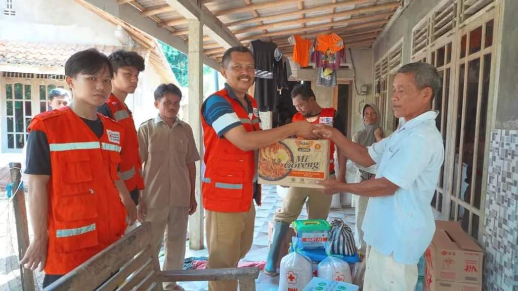 Longsor Timpa Rumah Warga di Sruweng, PMI Kebumen Salurkan&nbsp;Bantuan