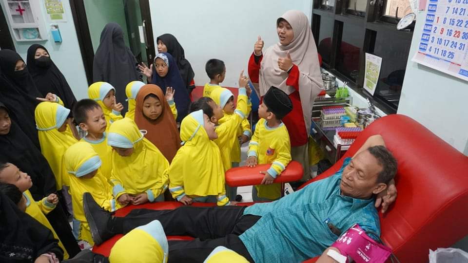 Tanamkan Kebiasaan Donor Darah, 77 Anggota Yayasan Asy Syukur Kunjungi PMI&nbsp;Kebumen
