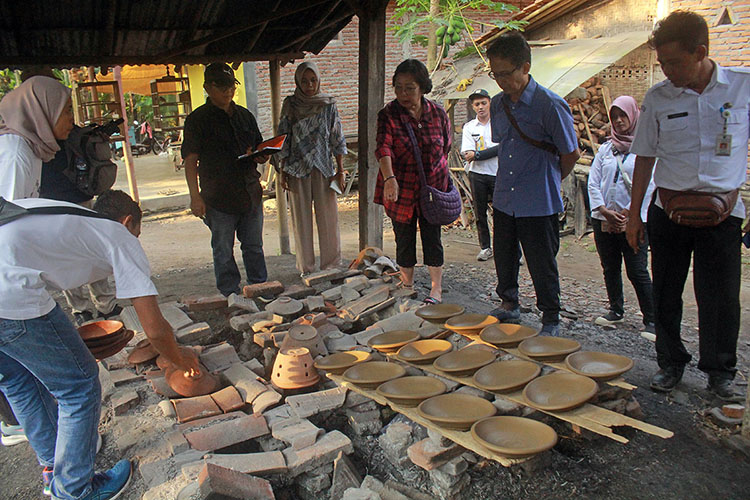 Mengunjungi Sentra Kerajinan Gerabah Desa&nbsp;Pejagatan