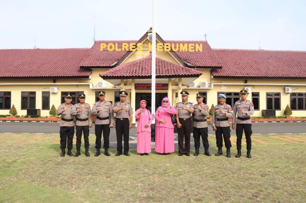 Tiga Bulan Jelang Purna Tugas, 2 Personel Polres Kebumen Raih Pangkat&nbsp;Pengabdian