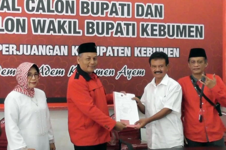 Mantan Sekda Adi Pandoyo Ambil Formulir Bakal Calon Wakil Bupati di PDIP&nbsp;Kebumen