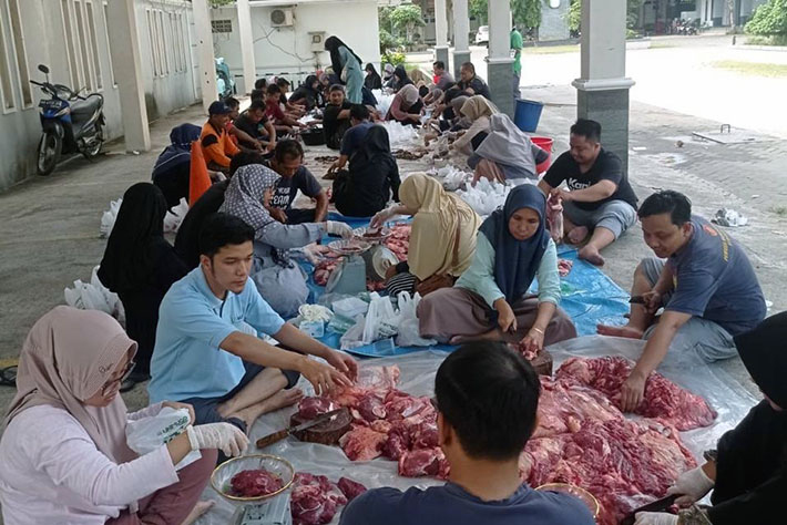 Idul Adha 1445 H, UNIMUGO Bagikan 1.370 Paket Daging Kurban