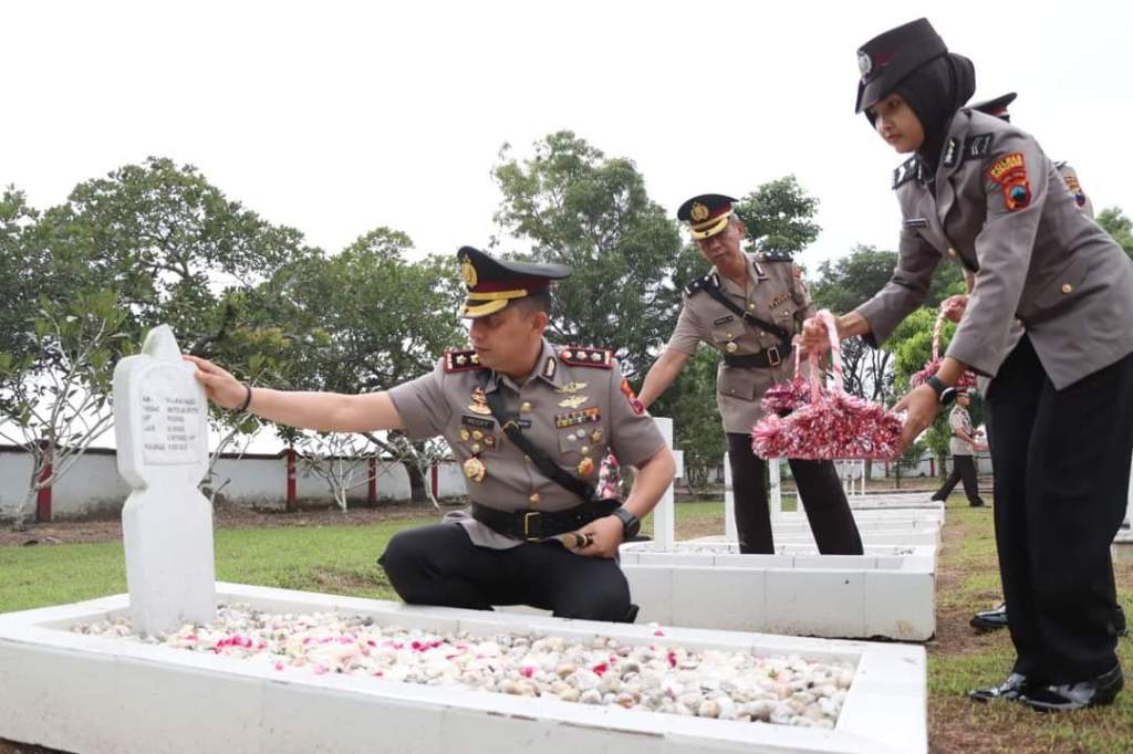 Polres Kebumen Ziarah dan Tabur Bunga di TMP Bumi Wira Bhakti