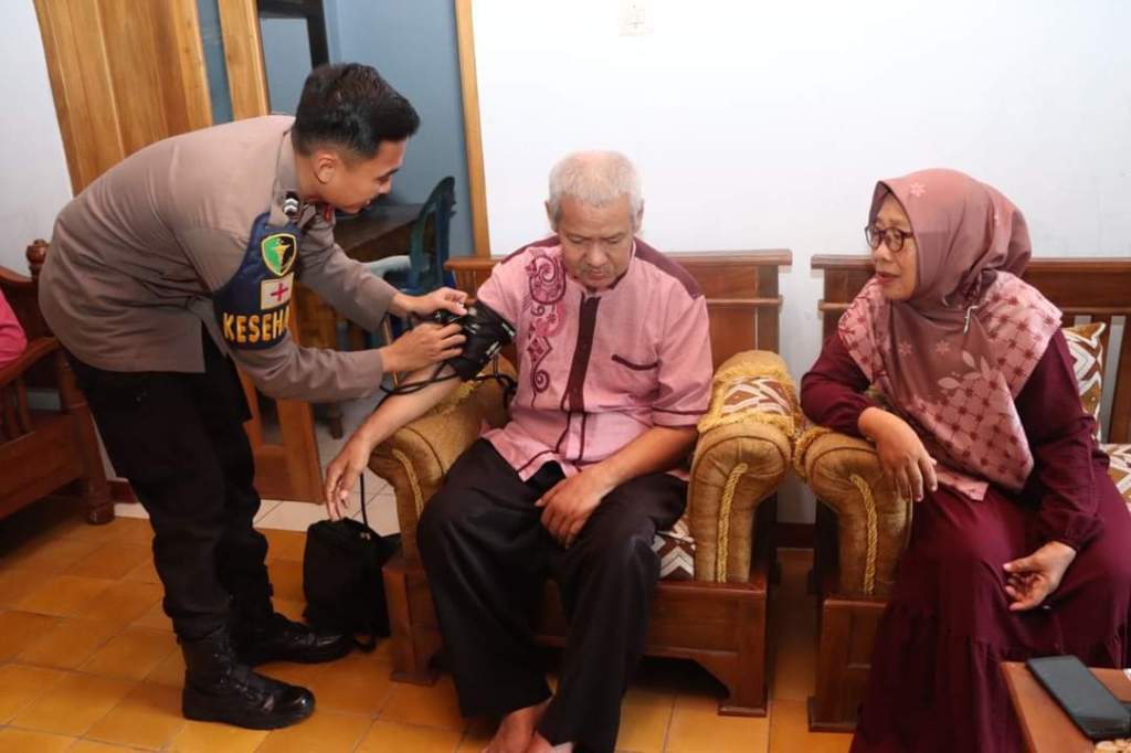 Bentuk Kepedulian Institusi, Polres Kebumen Jenguk Anggotanya yang&nbsp;Sakit