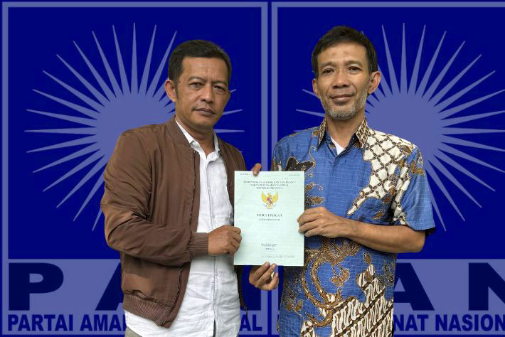 Hibah dari Buyar Winarso, Barli Halim Serahkan Sertifikat Kantor DPD PAN&nbsp;Kebumen