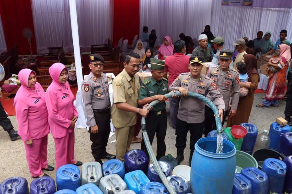 Desa Kalirejo Karanggayam Mulai Kekeringan, Polres Kebumen Kirim 2 Tangki Air