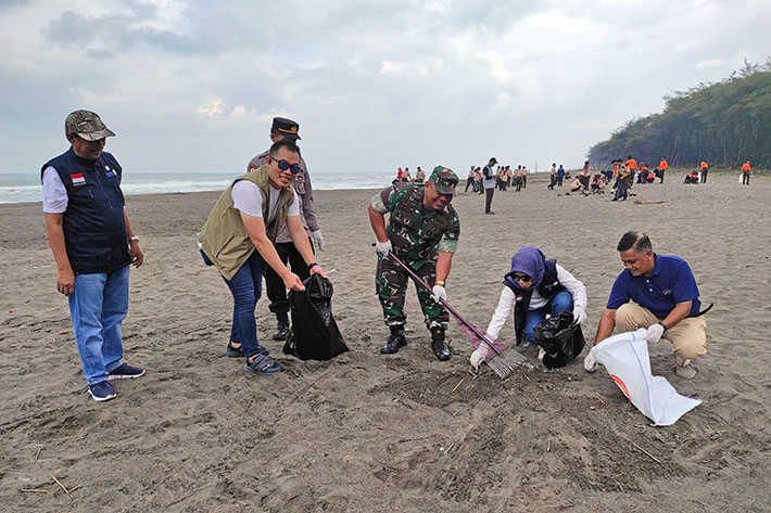Rotary Club Bersihkan Pantai Pandan&nbsp;Kuning