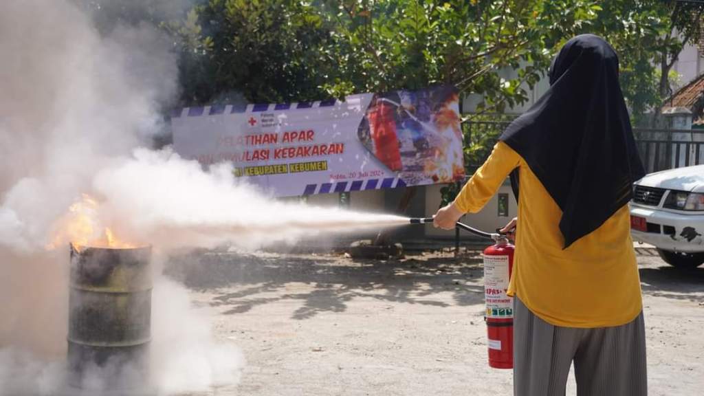Pegawai UDD PMI Kebumen Simulasikan Kebakaran dan Berlatih Menggunakan APAR