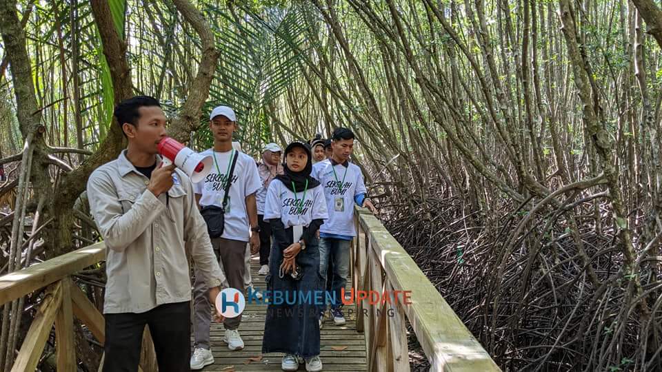 Tuntaskan Program Edukasi Sekolah Bumi, Peserta Kunjungi Hutan Mangrove Ayah dan Gua&nbsp;Jatijajar