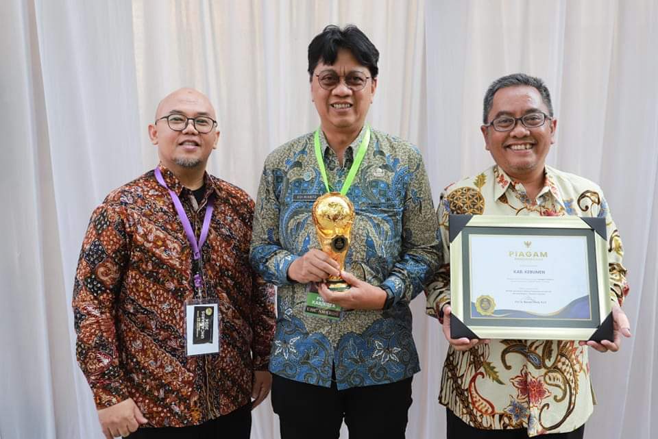 Cakupan Kepesertaan JKN Mencapai 99,43%, Pemkab Kebumen Dianugerahi UHC Award&nbsp;2024
