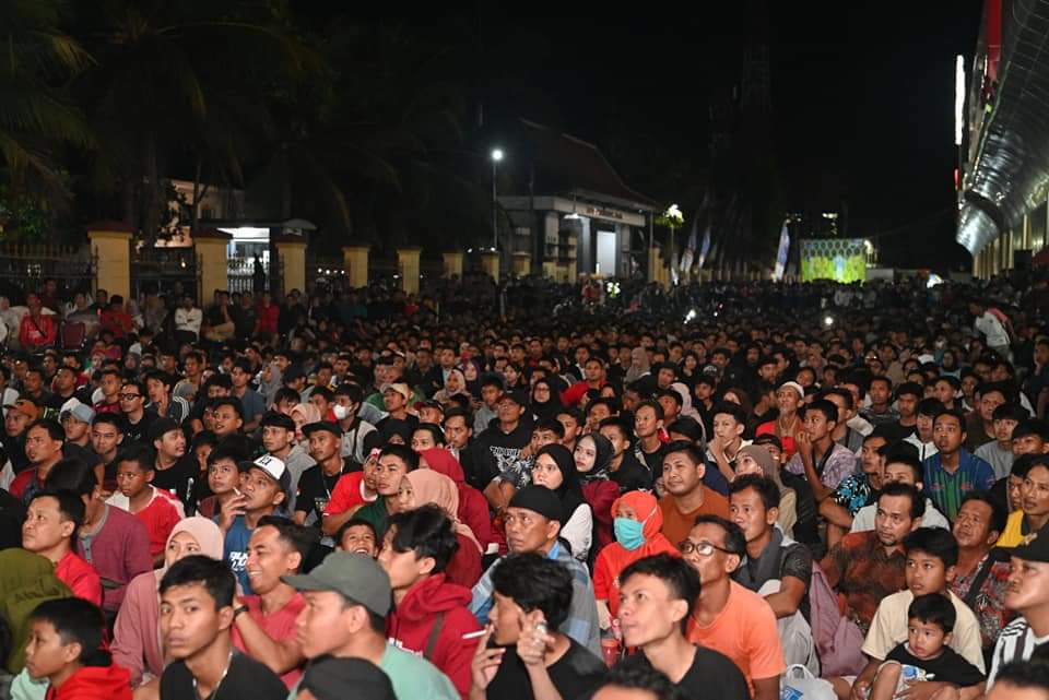 Meski Hujan, Warga Kebumen Tetap Nobar Timnas Indonesia vs&nbsp;Australia
