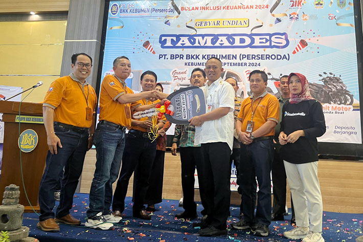 Warga Desa Blengorkulon Peroleh Hadiah Mobil Toyota Avanza, Menangkan Undian Tamades BPR BKK&nbsp;Kebumen